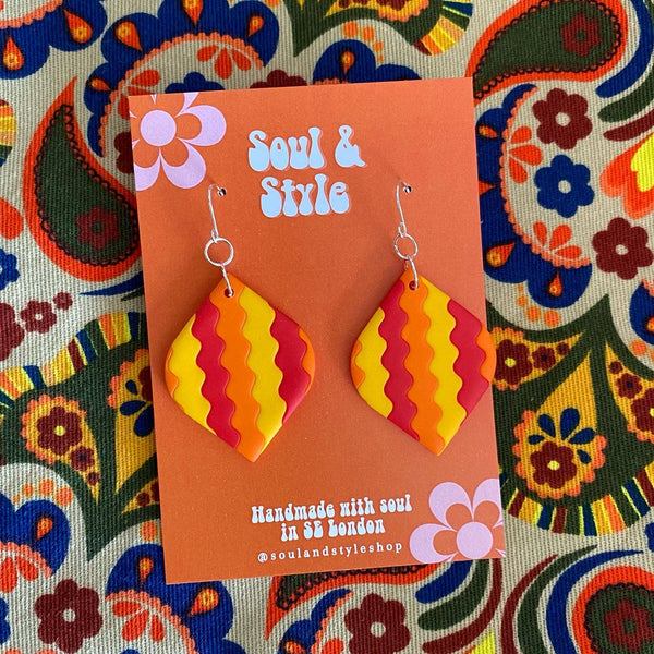 Release your inner Stevie Nicks 70s moment with these zig zag wiggle earrings • Handmade by Sarah in London UK using polymer clay • Stainless steel silver/gold plated fixings (hypoallergenic/nickel free) • Retro inspired, 60s 70s, hippie, boho aesthetic Part of the 70s edit ~ Classic 70s colours Measurement: 6cm drop x 3cm Weight: 6g Securely packed with backing cards. If you don’t require backing cards please drop me a message, this helps reduce waste. Thanks!