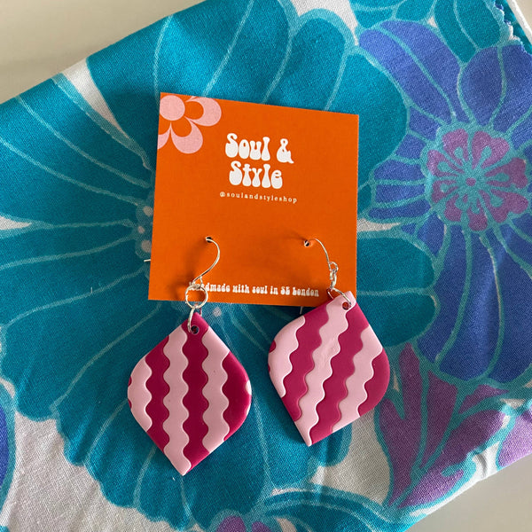 Release your inner Stevie Nicks 70s moment with these zig zag wiggle earrings • Handmade by Sarah in London UK using polymer clay • Stainless steel silver/gold plated fixings (hypoallergenic/nickel free) • Retro inspired, 60s 70s, hippie, boho aesthetic Part of the 70s edit ~ Classic 70s colours Measurement: 6cm drop x 3cm Weight: 6g Securely packed with backing cards. If you don’t require backing cards please drop me a message, this helps reduce waste. Thanks!